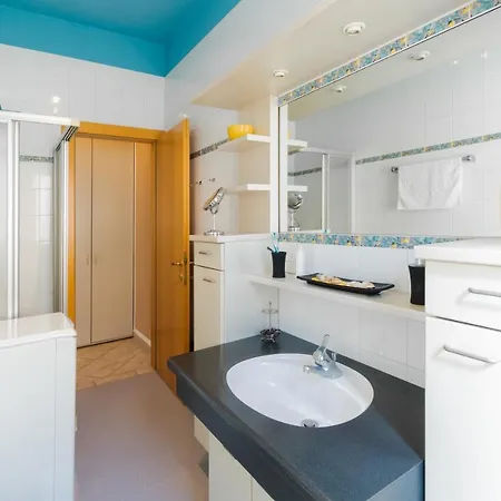 Apartment Viale Della Repubblica Free Parking E Wifi 1 Minute To Garda