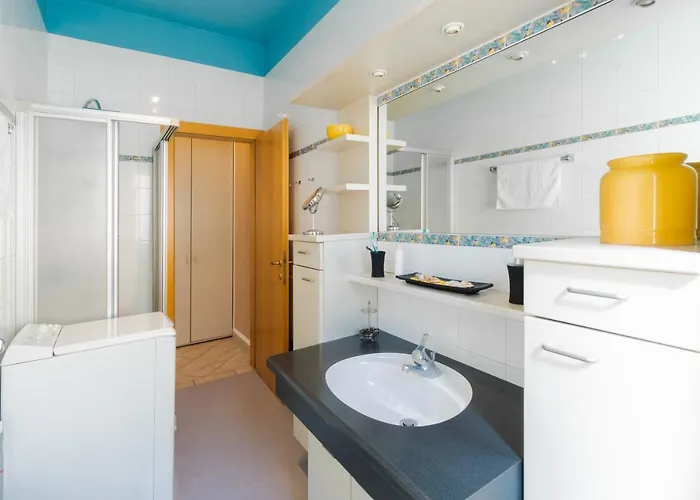 Apartamento Viale Della Repubblica Free Parking E Wifi 1 Minute To Garda